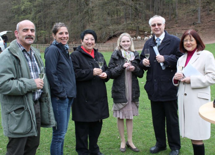 Geschäftsführer Michael Müller (Wild- und Wanderpark), Denise Stöbener von der Wildparkschule, Geschäftsführerin Marianne Geppert (Wild- und Wanderpark), Weinprinzessin Sophie Rebholz, Landrat a. D. Gerhard Schwetje, Landrätin Theresia Riedmaier (v.l.)